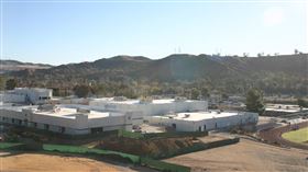 美國加州一間高中發生槍擊案。（圖／維基百科）

https://en.wikipedia.org/wiki/Saugus_High_School_(California)#/media/File:Saugus_Campus.JPG