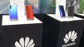 NCC 14日證實已發函給5大電信業者與代理商，在華為將手機通訊錄地區從「中國台灣」改回「台灣」前，不得販售包括P30、P30 Pro、Nova 5T手機。圖為華為P30系列。（中央社檔案照片）