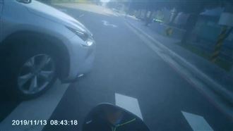 駕駛迴轉險撞騎士　竟嗆：不然要怎樣