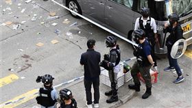 港媒報導，11日遭警察近距離槍傷的一名「反送中」示威男學生，原本一度情況危殆，目前已脫離險境。圖為衝突現場。（共同社提供）