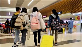 香港反送中延燒至大學校園，示威者與港警爆發衝突。據教育部14日最新統計，共有1021名學生在香港的大學攻讀學位，目前已有528人返台。圖為13日晚間從香港搭機抵台的台生。（中央社）