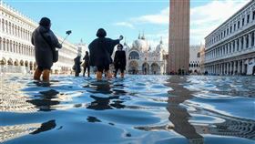 義大利,威尼斯,水患嚴重,觀光客,照玩(圖/路透社/達志影像)