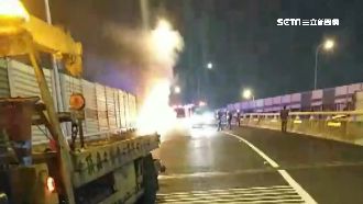 國道大火燒車！媽抱兒逃哭喊：車還我