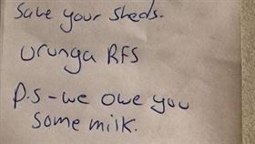 澳洲新南威爾斯州一處房子日前遭森林大火波及，消防隊在救火的過程中因體力消耗，擅自取用了屋主冰箱中的食物；事後屋主發現消防員留下紙條，上頭寫道「我們欠你一罐牛奶」，讓他感動地將之PO到臉書上，經轉載多次後也釣出「事主」留言回覆。（圖／翻攝自Paul Sekfy）