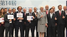 英再生能源在台促進會成立  經部：深化雙方合作「英國再生能源在台促進會」於15日正式成軍，邀請14家英國再生能源企業成為首批會員，經濟部次長林全能（前右2）、英國駐台代表唐凱琳（前右3）等人均出席活動。中央社記者蔡芃敏攝  108年11月15日