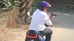 瓦斯槍射狗男找到了…嫌：怕被狗咬