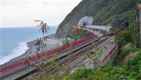 多良火車站,鐵路電氣化,隧道出口,更貼海岸,觀光景點(圖/中央社)