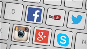 西蘭清真寺遭恐怖份子持槍攻擊，49人不幸喪命。槍手透過臉書直播長達17分鐘的大屠殺現場畫面在社群網站廣為流傳，社群網站被動成為恐攻共犯，也讓網路改革呼聲再起。（圖／翻攝自pixabay）