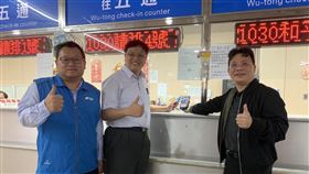 小三通船票  悠遊卡金門縣民卡都能買（2）金門浯江輪渡公司與悠遊卡公司完成支付系統建置，金門浯江輪渡公司董事長王垣坤（中）15日宣布，金門縣民可使用金門縣民卡或悠遊卡購買小三通船票，前往中國大陸廈門或泉州。中央社  108年11月15日