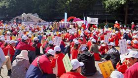 華映員工到大同抗議　要求支付優退金大同集團旗下面板廠中華映管因財務危機關廠，15日近700名華映員工聚集在大同總公司前抗爭，希望由大同出面，支付欠薪、資遣費、優退金。中央社記者潘智義攝  108年11月15日