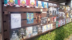 古月民俗館圍籬化身彰化連儂牆