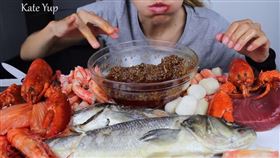 吃播主疑被綁架！鏡頭前猛吞海鮮超詭異…驚見敲碗求救信號（圖／Kate Yup YouTube）
