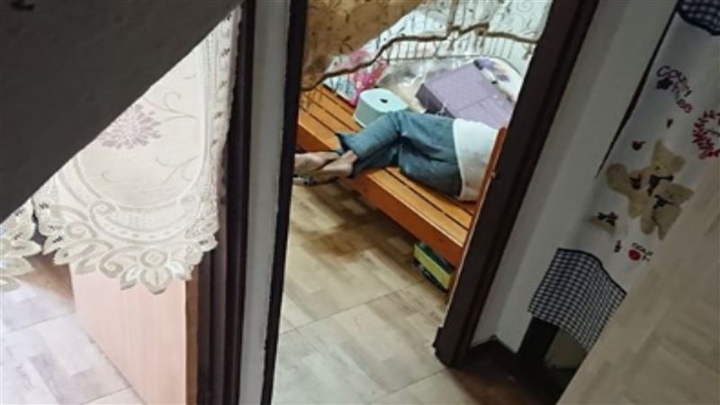 家裡裝修！工人摸進房躺床　妹子嚇呆