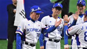 12強韓國隊專任監督金卿文投手教練崔一彥。（圖／記者王怡翔攝影）