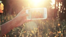 自拍,拍照,手機,旅遊
圖／翻攝自pixabay
https://pixabay.com/photos/selfies-cell-phone-sunny-outdoors-1149816/