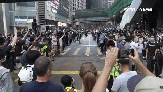 千名上班族午休快閃抗議　港警戒備