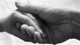 職業媽,疊字,禮儀師,手手(翻攝自爆怨公社)