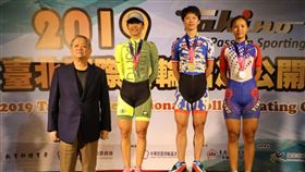 台北國際滑輪溜冰公開賽　楊合貞奪金2019台北國際滑輪溜冰公開賽女子1萬公尺淘汰賽15日登場，台灣女將楊合貞（右2）驚險擊敗自家人，拿下金牌，來自屏東的好手劉懿萱（左2）及去年亞運金牌得主李孟竹（右）也分別奪得銀、銅牌。（中華滑輪溜冰協會提供）中央社記者龍柏安傳真　108年11月15日