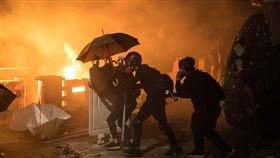 香港中文大學「反送中」學生12日在校園周邊與警方對峙，警方向學生發射催淚彈，學生向警方丟汽油彈。（法新社提供）