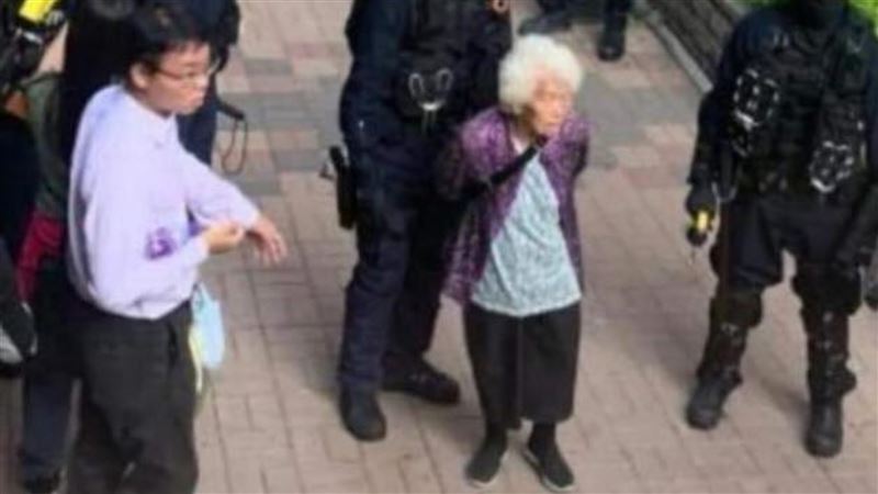 8旬阿嬤問港警這句話　遭上銬逮捕！