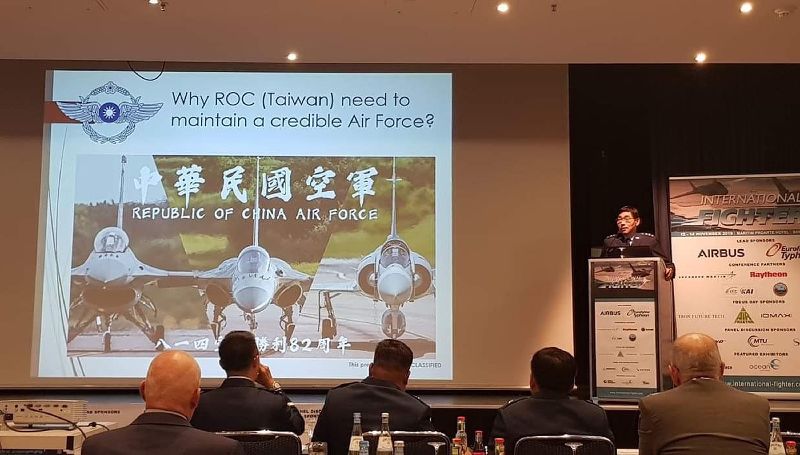 台灣軍官出席戰鬥機會議　著軍服演講