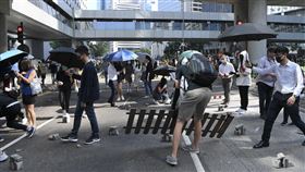 香港全年GDP預測下調為負1.3%香港政府15日表示，由於受到「社會事件」衝擊，經濟在第3季急速惡化，今年全年GDP成長預測，下調至負1.3%，這將是10年以來首度下跌。圖為示威者15日中午在中環鬧區堵路，造成周邊幹道均告癱瘓。（中通社提供）中央社　108年11月15日