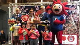 日本弘前市副市長捐贈蘋果給新竹家扶日本青森縣弘前市副市長鎌田雅人（後左3）15日到新竹一家百貨出席「弘前市特色物產展」，代表弘前市捐贈青森土岐蘋果給新竹家扶中心，遠東百貨商品本部副總經理劉志成（後左）也代表公司捐贈百份知名沐浴旅行組。中央社記者魯鋼駿攝　108年11月15日