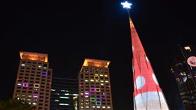 新北歡樂耶誕城點燈　雙塔一樹聲光吸睛2019新北歡樂耶誕城15日晚間正式點燈開城，觀光旅遊局表示，今年光影投射面積是歷屆活動最大，將市民廣場耶誕樹主燈及市府大樓的牆面光雕投影，串聯台鐵板橋車站南面外牆雷射燈光秀，打造「雙塔一樹」的聲光體驗。中央社記者黃旭昇新北市攝  108年11月15日