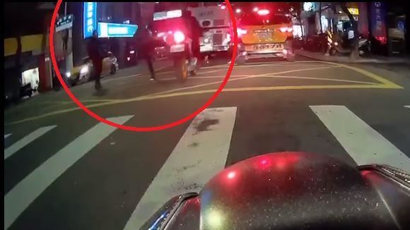 永和怪男隨機「無影腳」　騎士險摔車