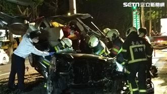 畫面曝光！北市自撞「車解體黏樹上」