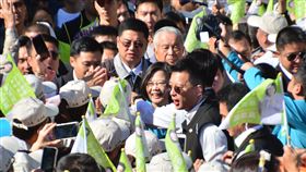 蔡總統新北造勢獲民眾熱烈歡迎總統蔡英文（中）16日到新北市土城參加民進黨立委參選人吳琪銘競選總部成立大會，受到選民熱烈歡迎，蔡總統進場時與民眾擊掌歡呼。中央社記者黃旭昇新北攝　108年11月16日