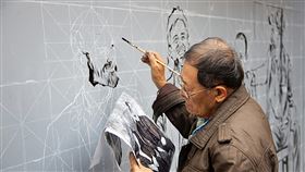 酷玩樂團將發新專輯　邀顏振發畫畫宣傳（3）英國酷玩樂團22日將發新專輯，台灣的唱片公司也很用心，找來電影海報看板畫師顏振發（圖），將酷玩新專輯宣傳照畫在西門町街頭。（華納音樂提供）中央社記者鄭景雯傳真　108年11月16日