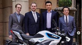 ▲布拉格市長賀瑞普與RevoNEX開心合照。（圖／翻攝zdenek.hrib IG）