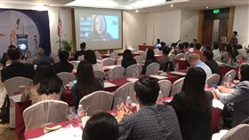 唐鳳談數位民主　菲國聽眾關心如何打擊假新聞台灣兒童暨家庭扶助基金會14日、15日在馬尼拉舉行研討會，行政院政務委員唐鳳15日以視訊方式就台灣的數位民主發表演講。中央社記者陳妍君馬尼拉攝　108年11月15日