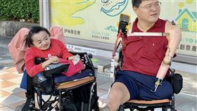 玻璃娃娃陳靜琪，口足畫家許世皇（記者郭奕均攝影）