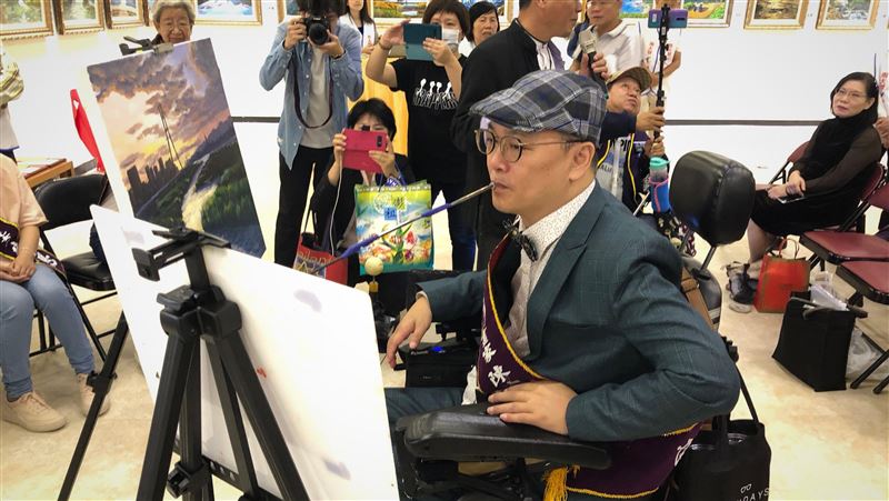 走過癱瘓陰霾　他用口作畫重拾人生