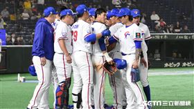 ▲12強中澳戰，中華隊圍圈打氣。（圖／記者王怡翔攝影）