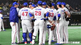 ▲12強中澳戰，中華隊圍圈打氣。（圖／記者王怡翔攝影）