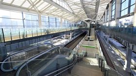 JR東日本公司16日邀媒體參觀山手線新站「高輪Gateway」，牆面採玻璃帷幕，橫梁與天花板部分使用杉木，採光良好，也能聞到杉木香。（共同社提供）