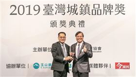 台東池上鄉獲最佳行銷推廣獎全球品牌管理協會評審團走遍全台實地考評，台東池上鄉獲得「臺灣城鎮品牌最佳行銷推廣獎」，池上鄉長張堯城（右）日前北上領獎。（池上鄉公所提供）中央社記者盧太城台東傳真　108年11月16日