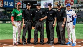 ▲韓國媒體狂問墨西哥總教練Juan Castro（左二）有關日籍主審（左三）的看法，疑似試圖營造日籍主審不公的形象（圖／翻攝自WBSC。）