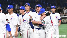 ▲12強中澳戰，中華隊贏球球員慶祝，張進德抱王宗豪。（圖／記者王怡翔攝影）