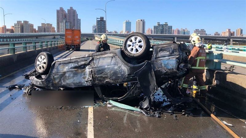 疑急切擦撞翻覆火燒車　女友遭燒死