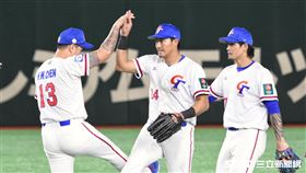 ▲12強中澳戰，中華隊贏球林哲瑄、陳鴻文擊掌。（圖／記者王怡翔攝影）