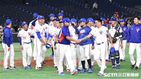 ▲12強中澳戰，中華隊贏球球員擊掌。（圖／記者王怡翔攝影）