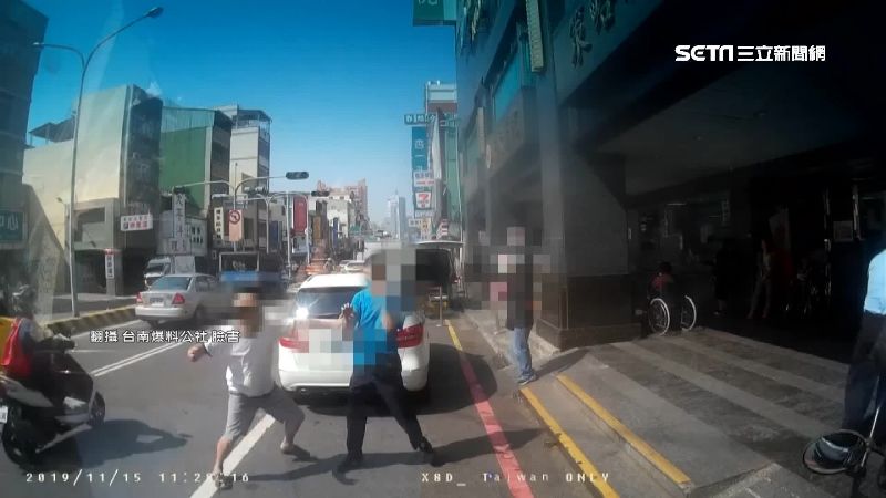 疑不滿貨運車卡外線！賓士伯追打駕駛