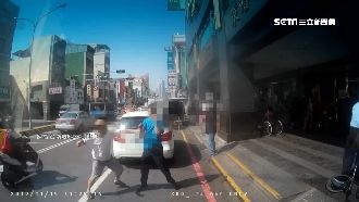 疑不滿貨運車卡外線！賓士伯追打駕駛