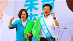 蔡總統台中輔選　強調最重要是守住台灣主權總統蔡英文（左）16日在台中為力拚連任的民進黨籍立委黃國書（右）站台助選，蔡總統並強調，最重要的一件事，就是守住台灣的主權與民主自由。中央社記者蘇木春攝　108年11月16日