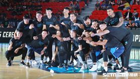 富邦勇士頒發冠軍借給上季奪冠成員。（圖／記者林士傑攝影）