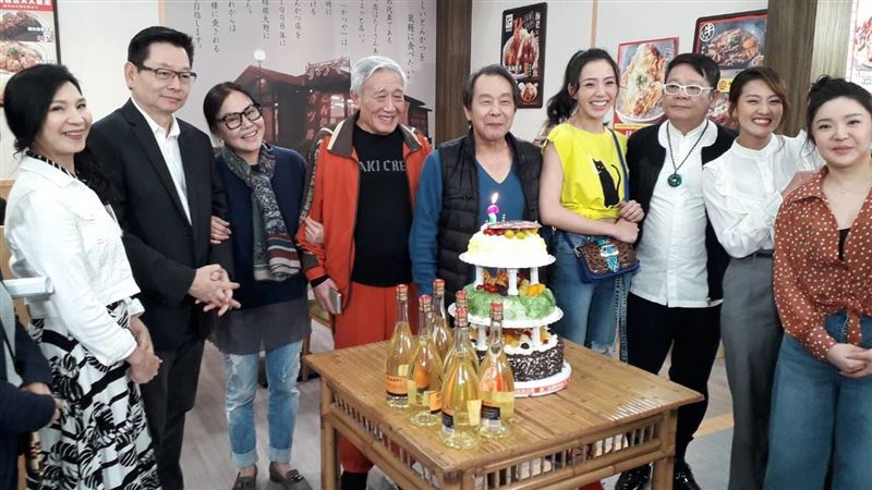 張魁開心慶生　愛妻小中風康復後現身